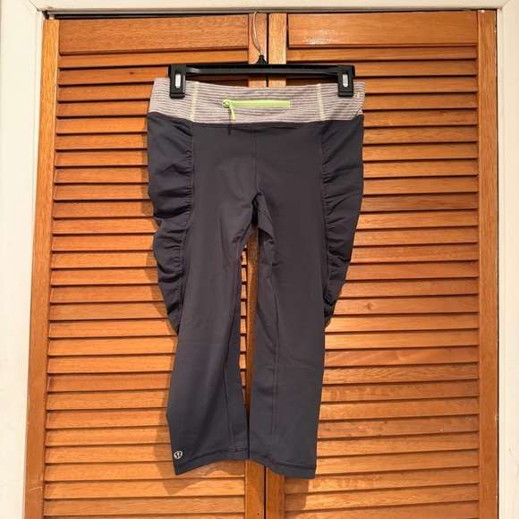 Lululemon Women’s Cropped Grey Athletic Active Yoga Leggings Sz 6 - Picture 4 of 5